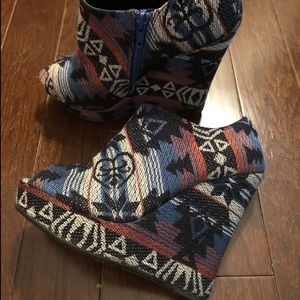 Peep-toe pattern wedges